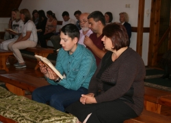 Студенти на вечірній молитві
